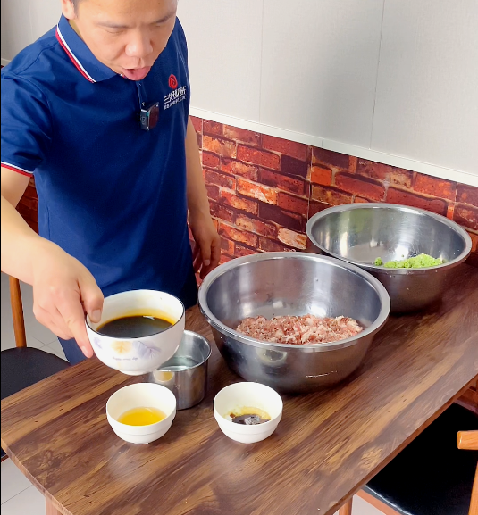 先學(xué)技術(shù)還是先入手仿手工包子機(jī)？