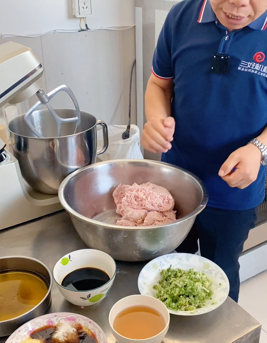 灌湯包機(jī)怎么做湯包