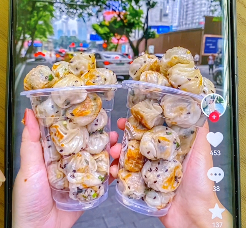 華人老鐵用拇指生煎包機(jī)做生煎包，湯汁濃稠、面皮酥脆！